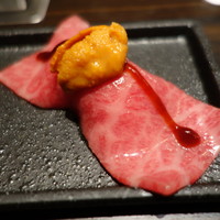 焼肉うしごろ 銀座並木通り店 - ザブトンの炙り握り　生雲丹添え