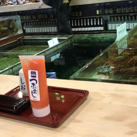 稚加榮 本店 - 生簀カウンター。
                チューブ食べ放題♥
