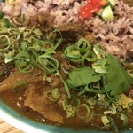 ナミニノカレー - 甘辛牛すじ煮込みカレーアップ