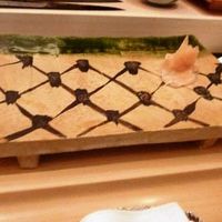 銀座 久兵衛 銀座本店 - 魯山人風のお皿だと思い、お尋ねしましたら「お弟人」の作だそうです。