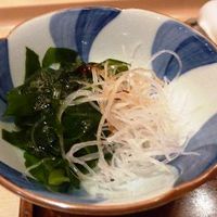 銀座 久兵衛 銀座本店 - 小鉢・・若芽と大根にドレッシングをかけただけの品。刺身がないツマのみですね。出さなくてもいいのじゃないかしら・・ 