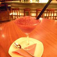 RESTAURANT DAZZLE - ウェイティング・バー。巨峰のフローズンダイキリ☆