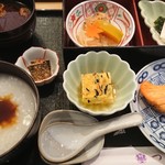 つる家 - 朝定食、ご飯も選べるけど、お粥にしました。