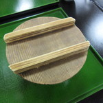 笹乃雪 - うずみ豆富　蓋をのせた状態で登場！