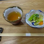 Sobazukino Mise Gan - 席に着いてすぐに供され蕎麦茶と通し的なもの。