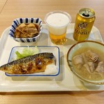 関空食堂 - さばの塩焼き358円 　豚汁194円 　牛すき煮378円 　エビスビール(缶)432円