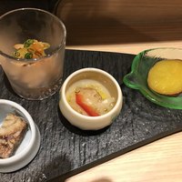 魚菜由良 鼎 - 突き出し、4点盛り。左から、アナゴ、鳥のハラミ、イブリガッコ、サツマイモとカボチャ。
