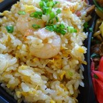 長内惣菜店 - 炒飯の中はベーコンやネギも♪