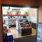 近江牛 岡喜本店 - 内観写真:となりのお肉屋さんと繋がってます