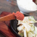 びっくり焼き亭 - びっくり辛子を投入するところ