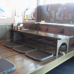 びっくり焼き亭 - 広い小上がりのテーブル席