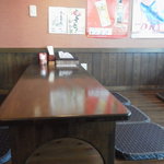 びっくり焼き亭 - 広い小上がりのテーブル席