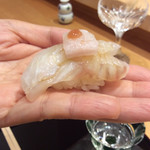 小松 弥助 - ヒラメエンガワと梅肉のせ