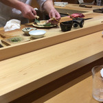 小松 弥助 - 穴子炙りの下は笹の葉
      カウンター一番いい場所❣️