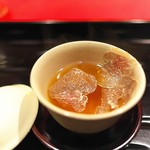 にくの匠 三芳 - すね肉のコンソメは野菜でじっくりたき込んで。塩も何も余分なもの一切いれてなく、そこにトリュフをスライス。
