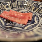 にくの匠 三芳 - 定番のタンの昆布締め。