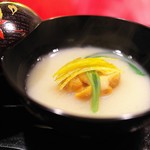 にくの匠 三芳 - 白味噌仕立てのお椀は軽く仕上げて。うに。そしてえびいもをコクを出すテクニックとして肉の脂で揚げて。