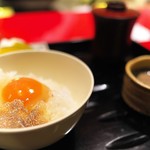 にくの匠 三芳 - トリュフで香りつけされた濃厚な卵を使った玉子かけご飯。