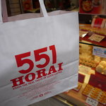 551蓬莱 - ☆お店の前で記念撮影☆