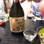 Nihombashiisejuu - 日本酒は白鷹のみ。
      やや甘口かと思ったが肉の旨みによく合う。