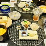 美国観光ハウス - 朝ごはん。美しい器にたくさんのお料理が並びます。