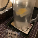 Bikuni Kankou Hausu - レモン水。お風呂上りにもこちらが用意されています。