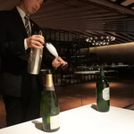 テーブルでカクテルをつくる