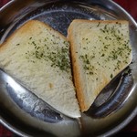 もつ焼き つみき - おかわりパン100円(税抜)