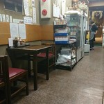 はるな庵 - 奥はお座敷。