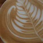 まんまるカフェ - 自家焙煎したコーヒーを一杯ずつエスプレッソマシンで淹れ、泡立てたミルクでリーフを描きました。