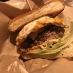 カフェ ダイニング コノミ - KONOMI BURGER断面