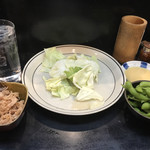 Sengoku Yakitori Ieyasu - 黒霧島水割り、酢モツ、キャベツ、枝豆
