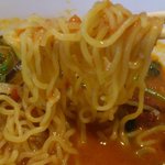 空と大地のトマト麺 Vegie  - 【2012年01月】トマト麺（ｃｈｉｌｉマサラ）の麺のアップです。