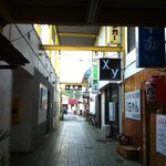 味太助 - 細い路地を入って行きます。