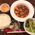 天神飯店 - 麻婆豆腐セット ライス・小鉢・スープ・漬物付き 850円(税込)