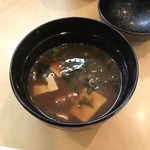 Yagura Zushi - 赤出汁！
      具は、豆腐とワカメ！