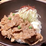 Rela - 黒豚生姜焼き丼880円、スープ、ドリンク付き