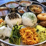 あちゃーる - 3種のカレーのセット@1680円   ちょい値が張るけどココでしか食べられない味！ご飯がグイグイ進んで困る！朝食を抜いて開店直後を狙うべし！