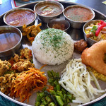 あちゃーる - 3種のカレーのセット@1680円   いつものカレーを想像してると裏切られるかも。沢山のスープとオカズでお米を美味しく食べる料理です。どんなにペースを守っても必ずお米が足りなくなる。ライスお代わり！！