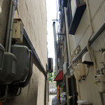 華光軒 - こんな細い路地の奥にあります