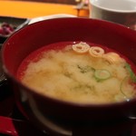 傳 - 鮪三種盛り丼1200円の味噌汁