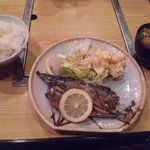 七福 - 焼魚でございます。本日はサンマです