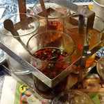 タイレストラン イム サイアム - イムサヤーム ＠ときわ台 タイの食卓基本4大調味料 手前から時計回りにプリックナンプラー（唐辛子入り魚醤）・ナムターン（砂糖）・プリックポン（乾燥唐辛子）・プリックナムソム（唐辛子入り酢）