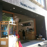 コンセント - エントランス。店頭にソルズコーヒー。奥は雑貨屋さんコンセントです。