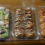 Takoyaki Okonomiyaki Oosaka Takohiro - 左：シーフード塩焼きそば、中：ソースマヨたこ焼き、右：たこ焼き