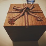 Installation Table ENSO L'asymetrie du calme - 【豆】木箱が登場！