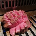 NIKUSYO taku ohira - 芝浦厚切り牛タンステーキ焼き中