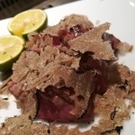 NIKUSYO taku ohira - 芝浦厚切り牛タンステーキにイタリア産黒トリュフをたっぷりかけていただきます　