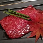 NIKUSYO taku ohira - 
      松坂牛　外もも　の肉刺し　わさびと共に
      