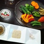 キューティー - バーニャカウダ。とてもキレイに盛り付けしてあって美味しかった(^O^)／

店員さんも面白い人だった！